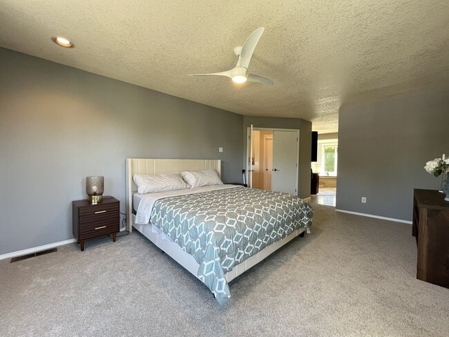 Building Photo - Stunning Bull Mountain Home with Gourmet Kitchen & Luxurious Primary Suite Retreat