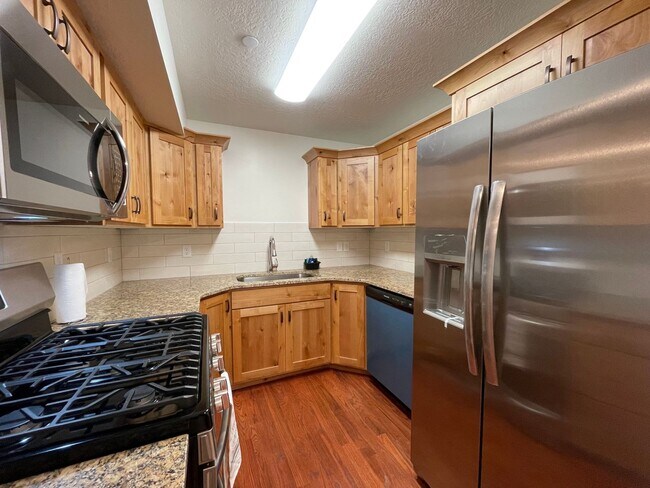 Building Photo - Remodeled 2 Bedroom 2 Bathroom Condo Near BYU