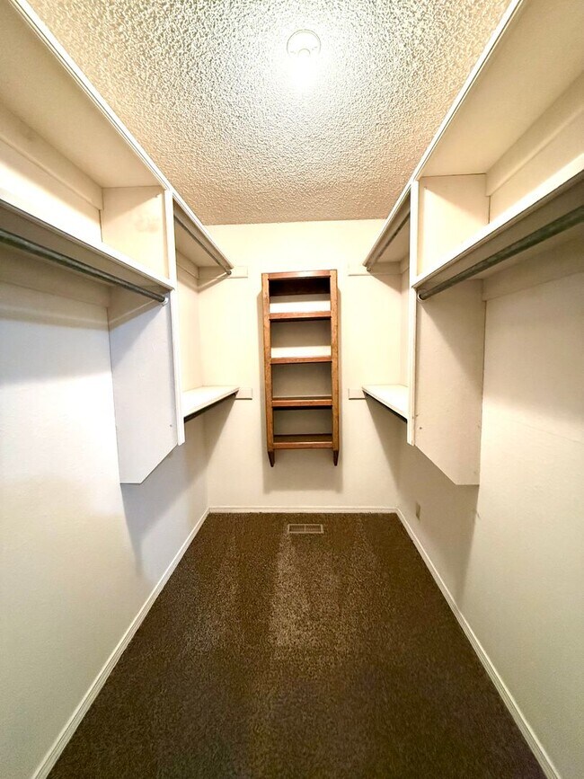 Building Photo - 4BD 2.5 Bath Pet Friendly