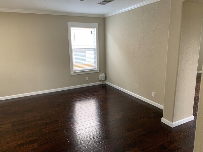 Building Photo - *MOVE IN SPECIAL* Gorgeous Four Bedroom Home with Covered Patio Near Medical Center!!
