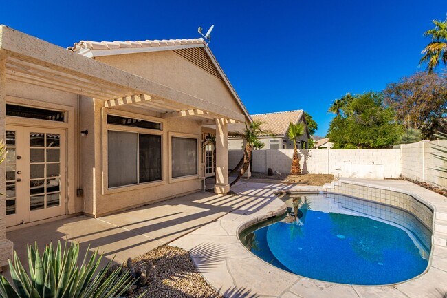 Building Photo - Beautiful 3 bedroom home in Ahwatukee Foothills with sparkling pool!