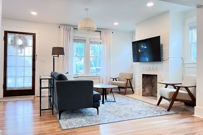 Building Photo - Furnished 3 Bedroom Walkable East Nashvill...