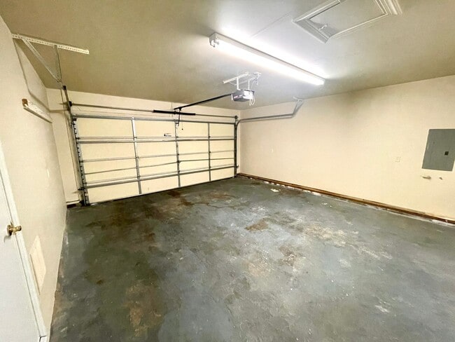 Building Photo - Spacious 4 Bedroom 2.5 Bath Home