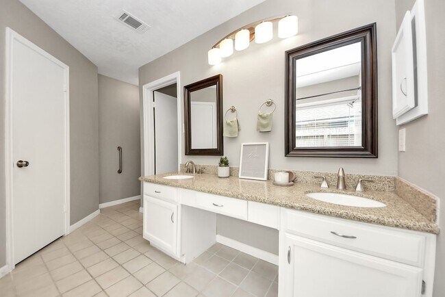 Building Photo - 15739 Oak Mountain Dr