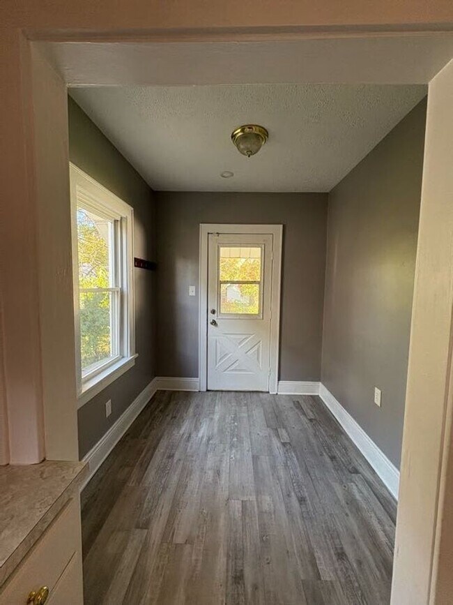 Building Photo - Three bedroom two bathroom home for rent