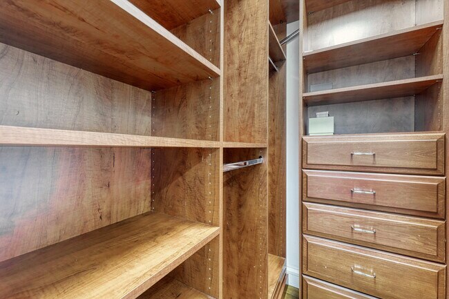 Building Photo - 8100 River Rd