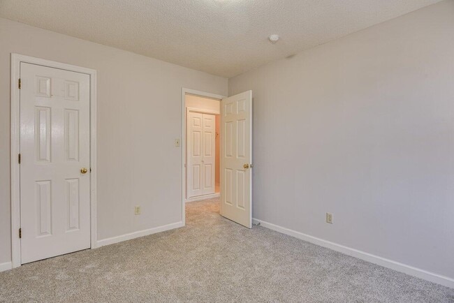 Building Photo - 670 Wellington Dr