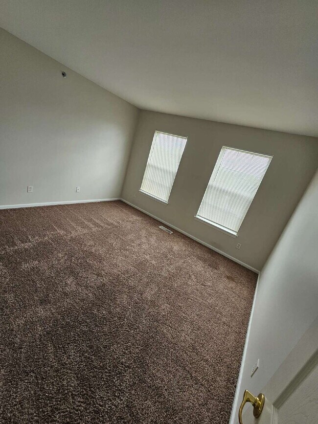 Building Photo - 3-Level Condo in Prime Sterling Heights Location. 2 Bed, 2 Full Bath, 2 Half Baths | 2-Car Garage...
