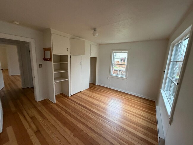 Building Photo - 440 B St