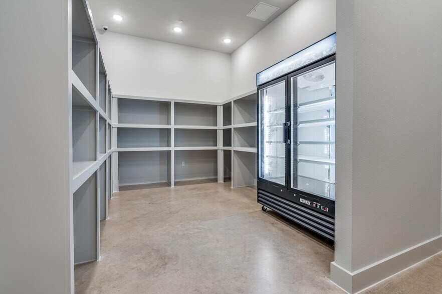 Building Photo - 650 E Sycamore St