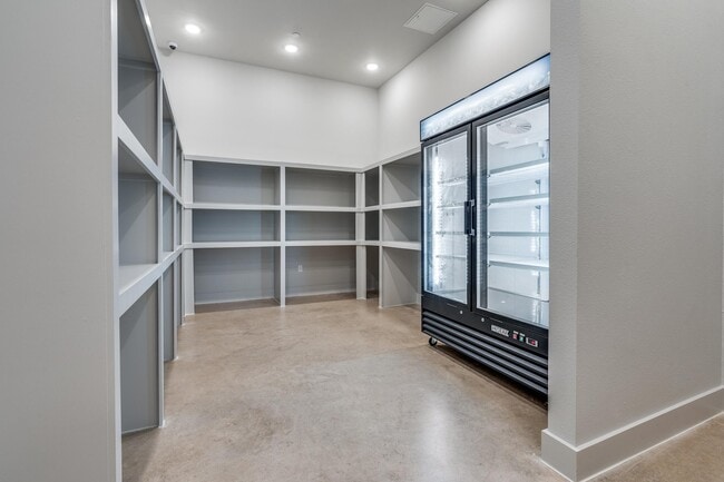 Building Photo - 650 E Sycamore St