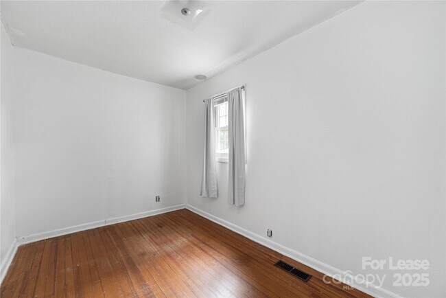 Building Photo - 387 Woodlawn Ave