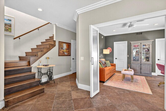 Building Photo - 10 Colonial Dr