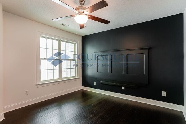 Building Photo - Townhome | Washer/ Dryer Included | Privat...