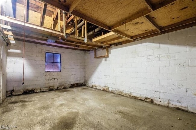 Building Photo - 978 E 331st St