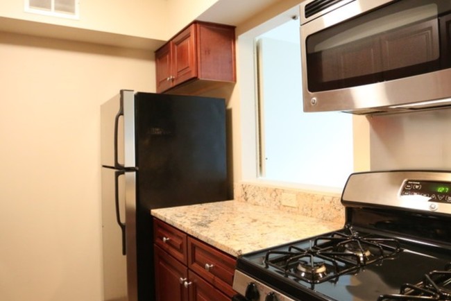 Kitchen - New Yorker Town Houses