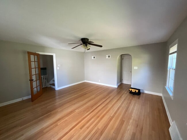 Building Photo - Charming 3-Bedroom Home in Whitefish Bay -...