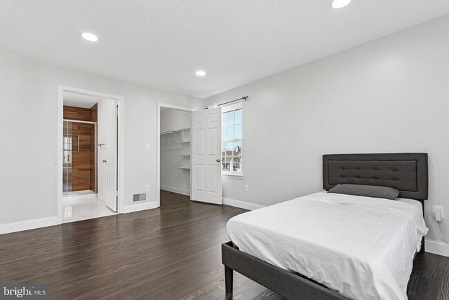 Building Photo - 11 Poillon Ct