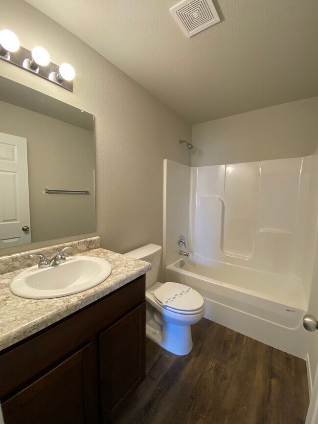 Building Photo - Comfortable 3-Bedroom, 2 Bath Living in Regency Park