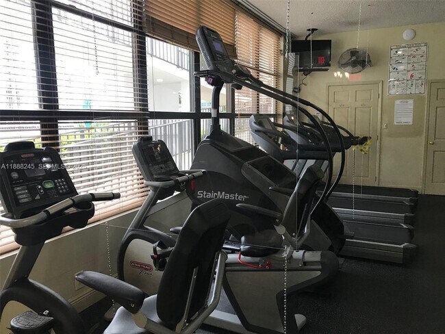 Building Photo - 1000 Parkview Dr