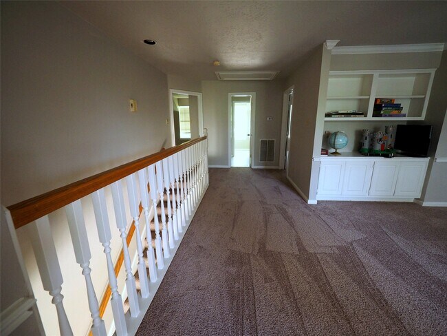 Building Photo - 15122 Greenleaf Ln