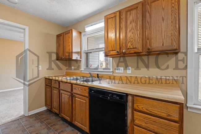 Building Photo - 1913 N Hood St