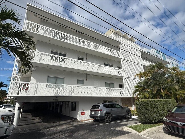 Building Photo - 10250 W Bay Harbor Dr