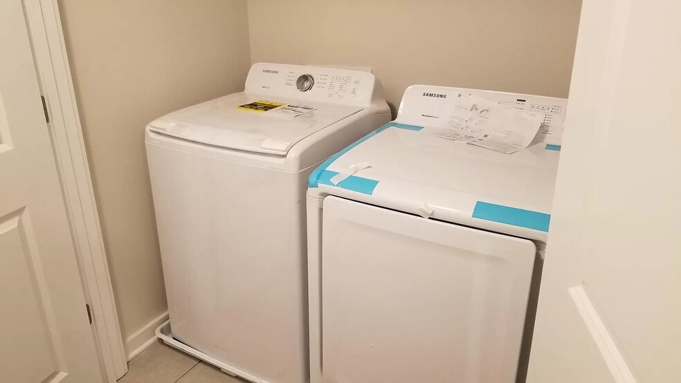 Building Photo - Room in Townhome on Sharon Towns Dr