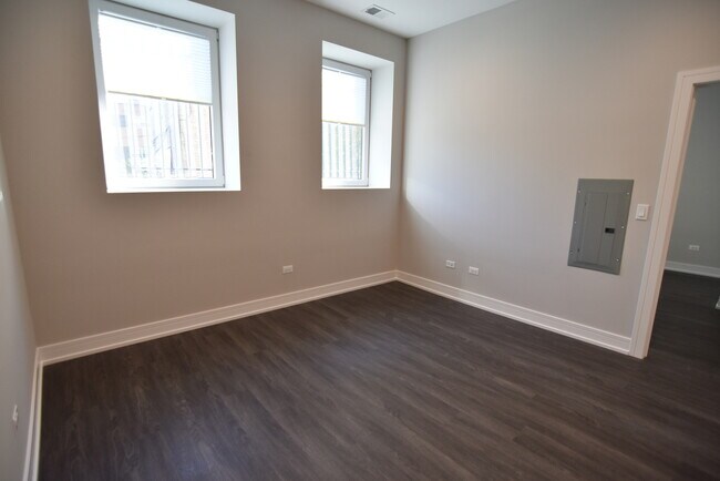 Building Photo - 1730 W Greenleaf Ave