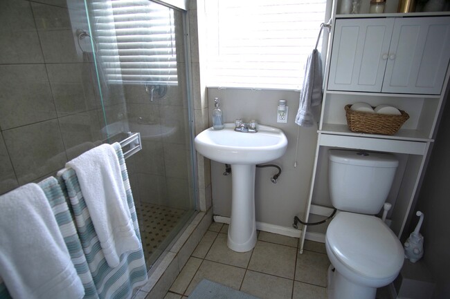 Building Photo - 1953 Rowan St