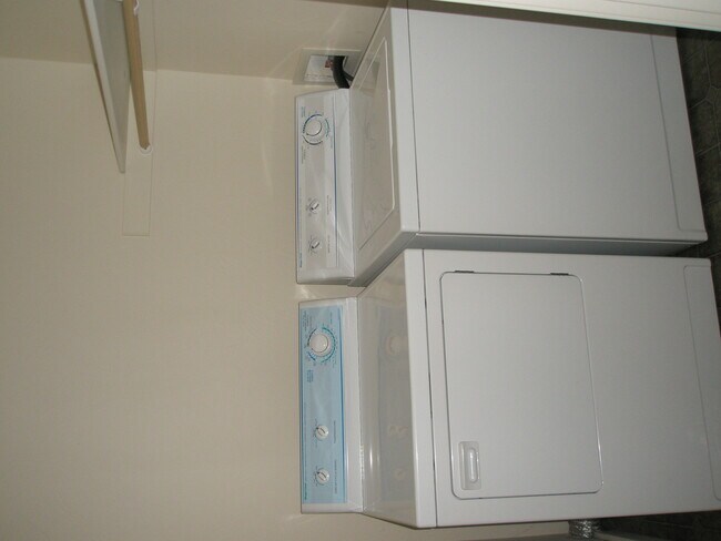 Building Photo - 3 Bedroom, 2.5 Bathroom Townhouse with Fireplace