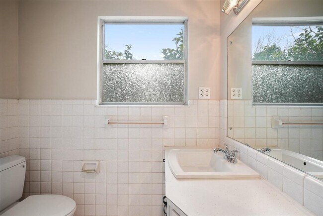 Building Photo - 904 Neans Dr