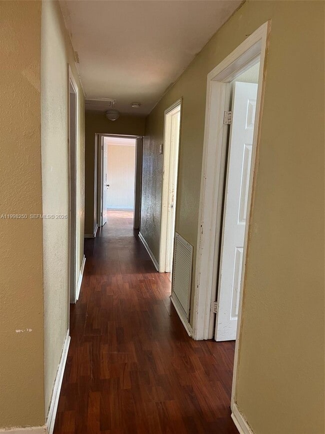 Building Photo - 538 W 1st St