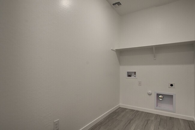 Building Photo - 1087 E Chapman Dr