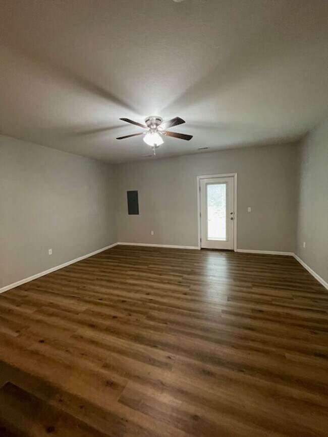 Building Photo - 208 Tyler St