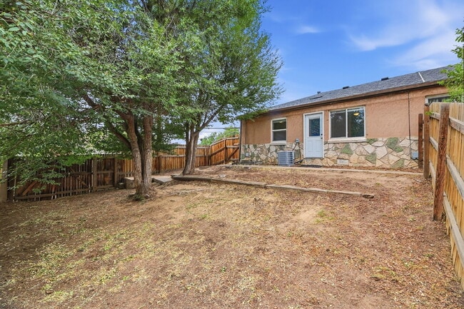 Building Photo - $2,020.95, 2 Beds - 2 Bath, Duplex in Denver with Washer and Dryer!