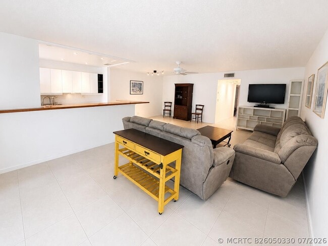 Building Photo - 1207 S Drive Way