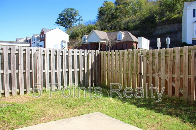 Building Photo - 7277 Charlotte Pike