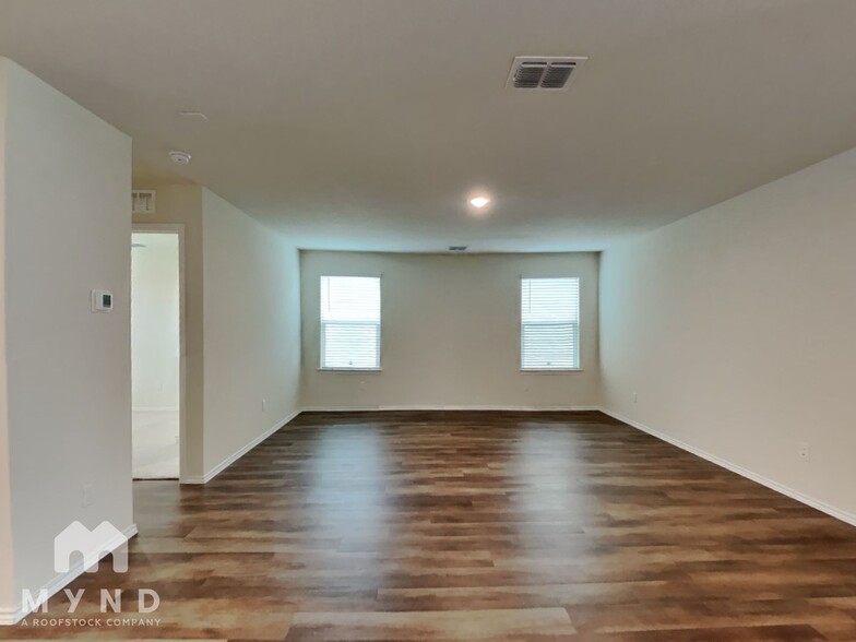 Building Photo - 707 Wild Olive Wy
