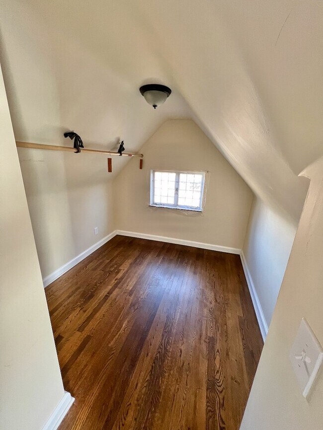 Building Photo - Immaculate large Kennedy Heights Home!