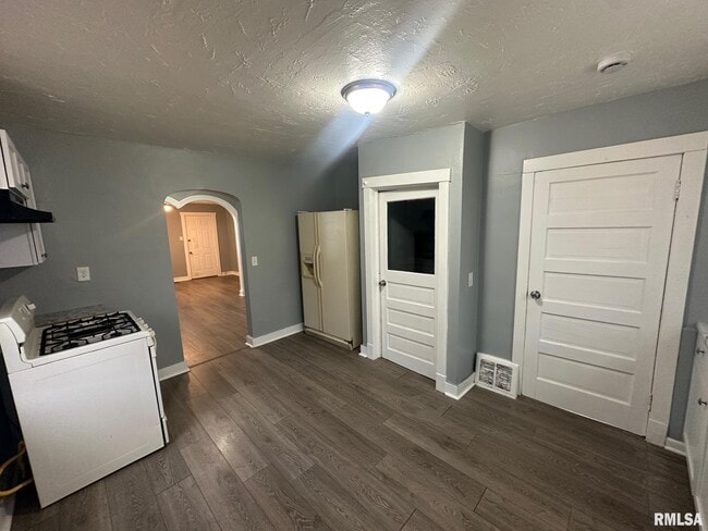 Building Photo - 1013 Mechanic St