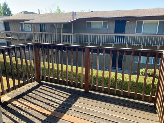 Building Photo - (WLO 13) Cozy 2 Bedroom, 1 Bath Just a Sto...