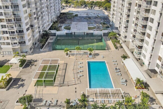 Building Photo - 18051 Biscayne Blvd