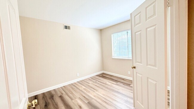 Building Photo - 1100 Sunshine Cir