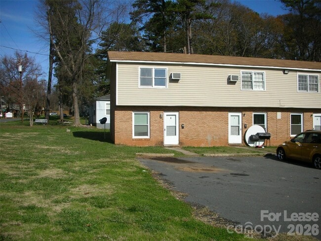 Building Photo - 2667 Dr Carver Rd