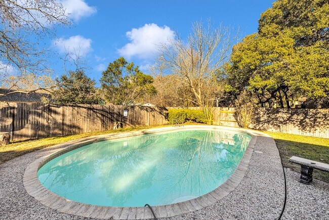 Building Photo - Beautiful home available in Castle Hills!