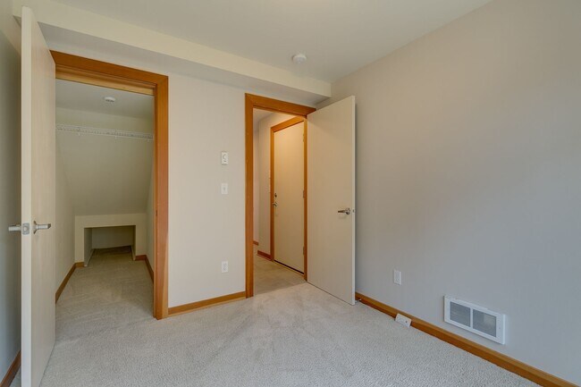 Building Photo - Bright, Modern 3 bed 2.5 Bath Townhome in ...