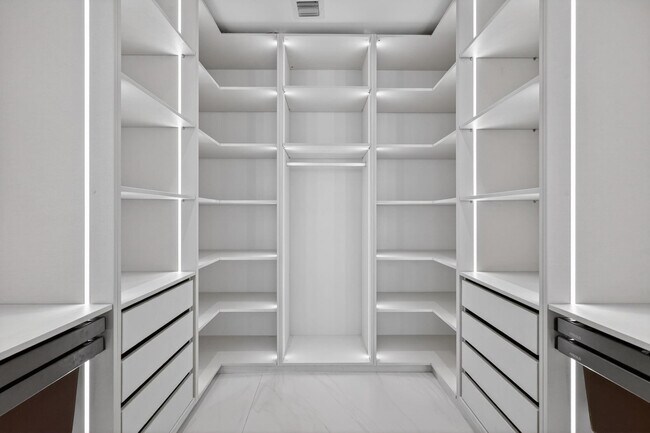 Building Photo - 700 NE 24th St