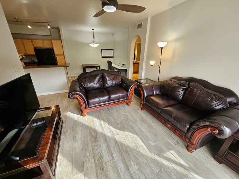 Building Photo - 4343 E Soliere Ave