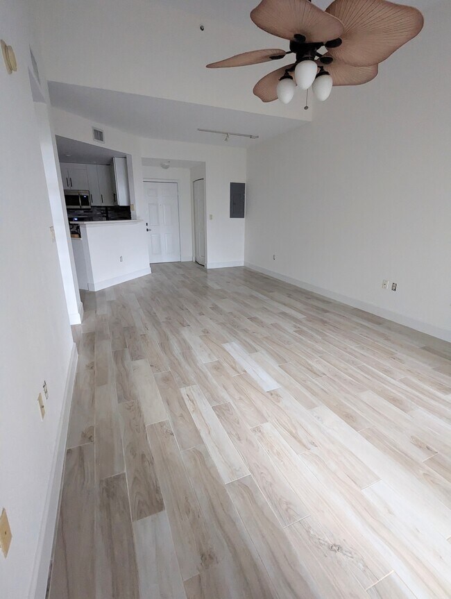 Large spacious living area with vaulted ceilings - 1805 N Flagler Dr
